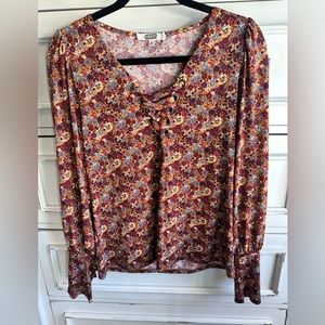 Gimmicks flowered, v neck blouse.